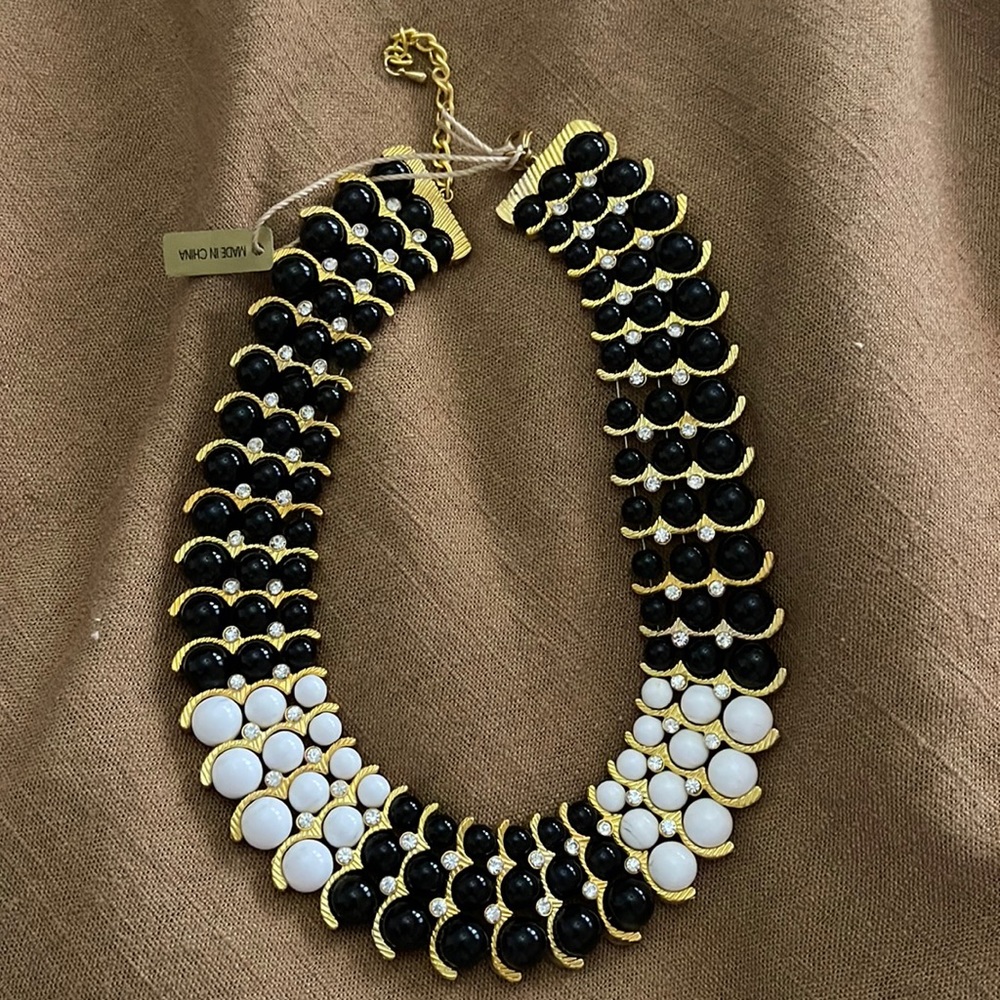 Nice Iman necklace black and white